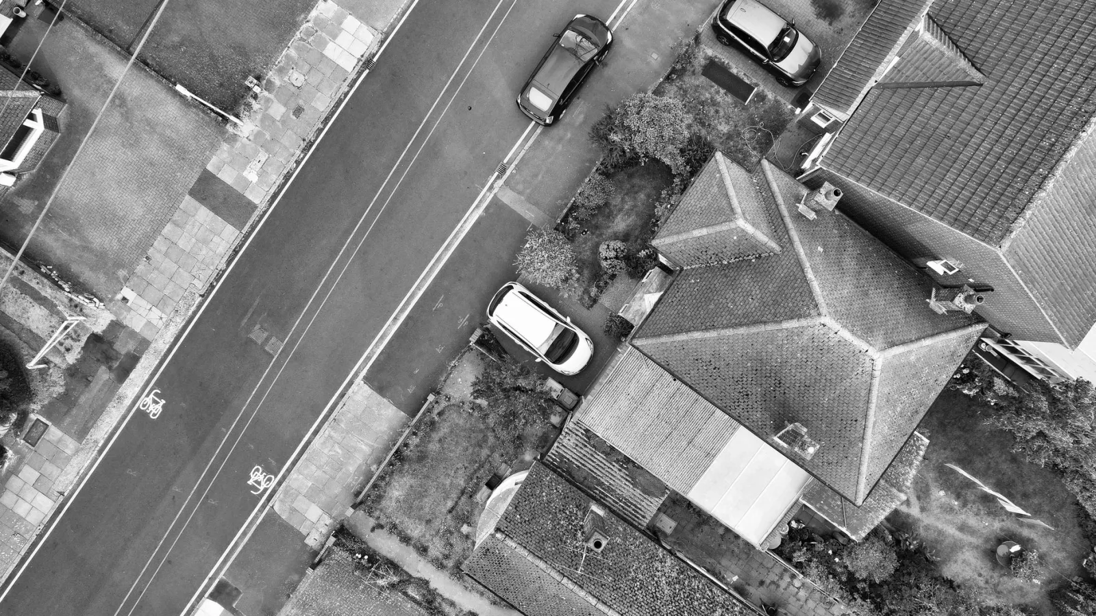Bird's eye view of suburban streets and rooftops in Luton, showcasing residential architecture.